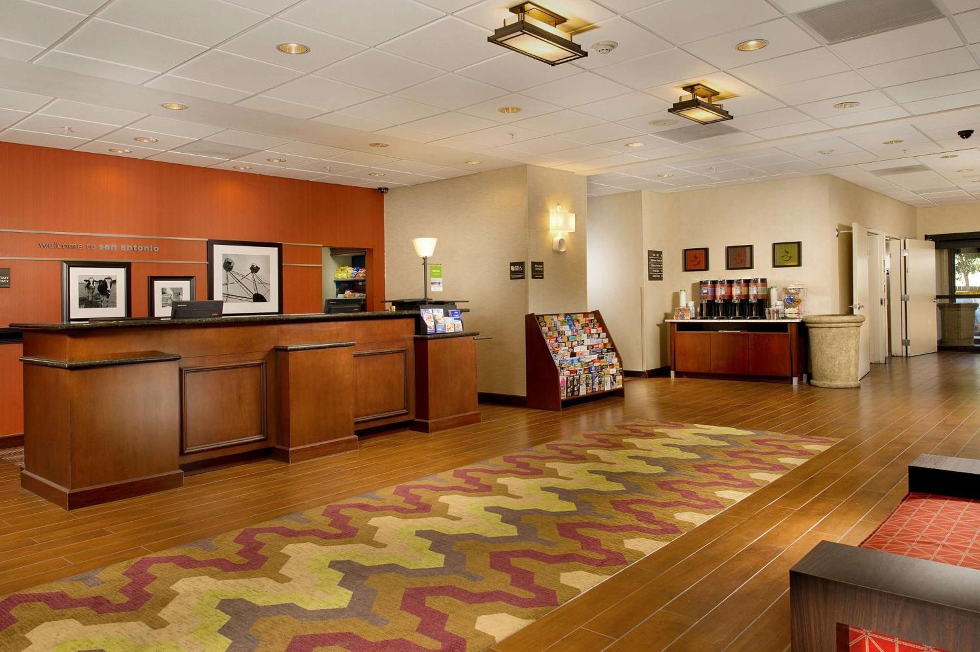 Hampton Inn And Suites San Antonio Airport מראה חיצוני תמונה